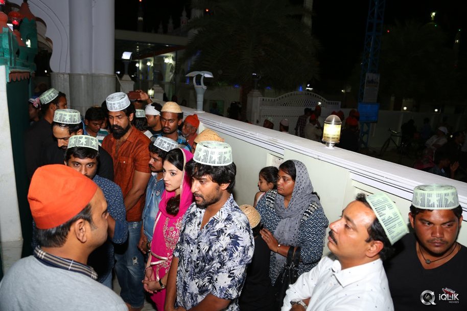 Krishna-Gadi-Veera-Prema-Gaadha-Movie-Team-Visits-Kadapa-Darga